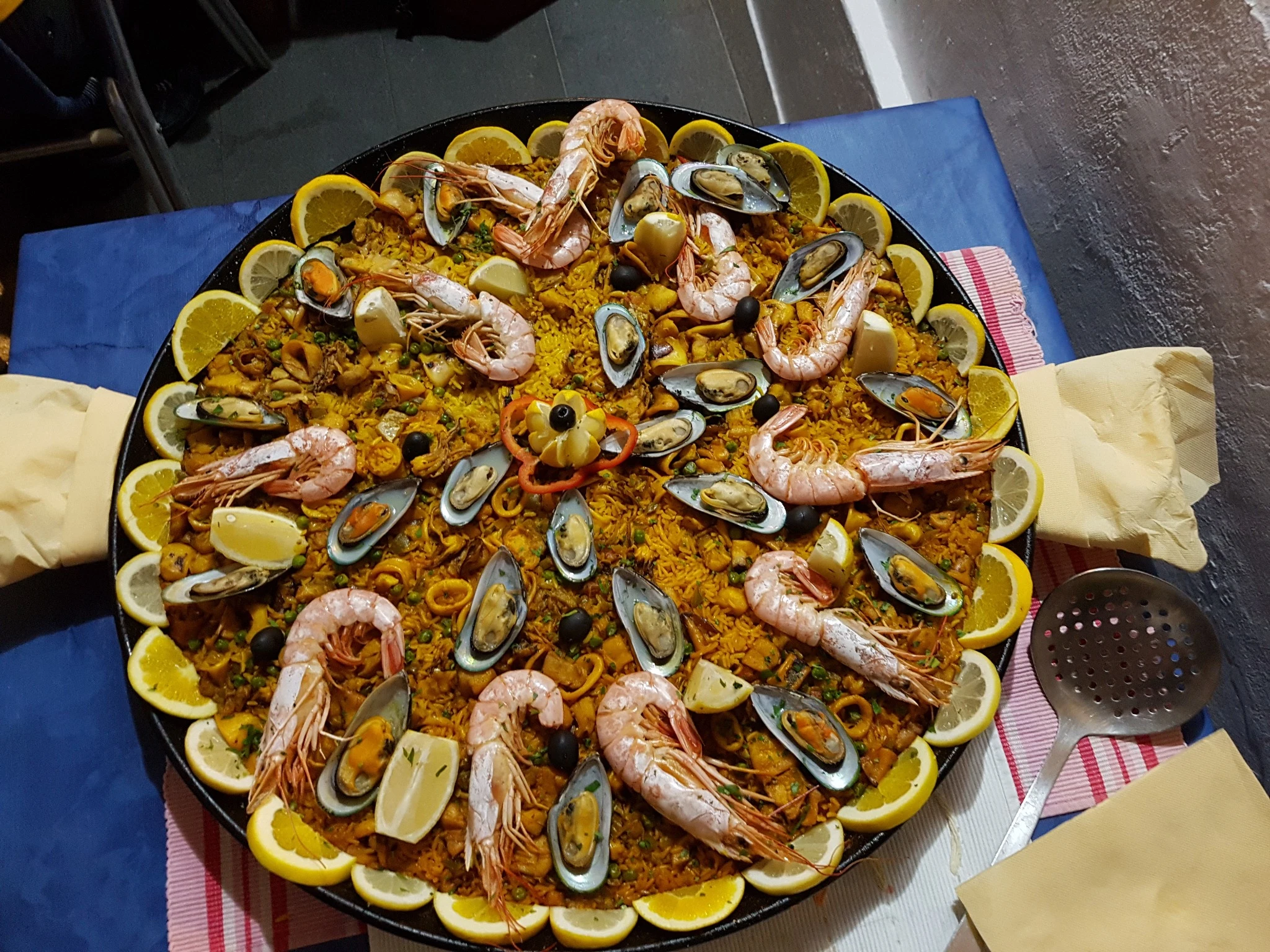 Paealla beim Restaurant um die Ecke